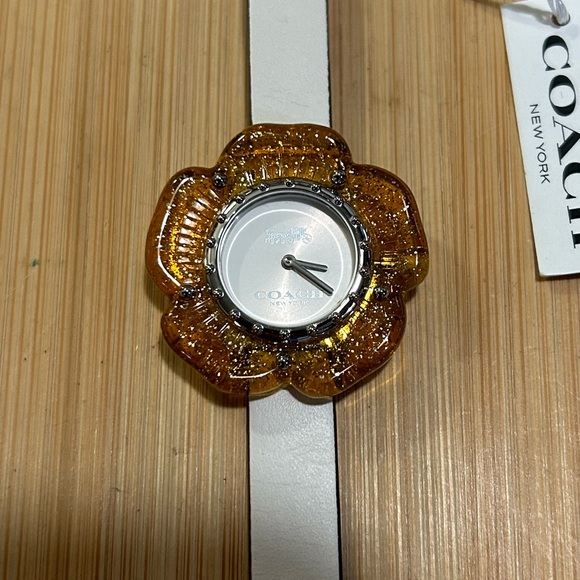 COACH FLOWER WATCH WITH 36mm GOLDEN TONE FLOWER FACE & OFF WHITE LEATHER BAND - Picture 3 of 6